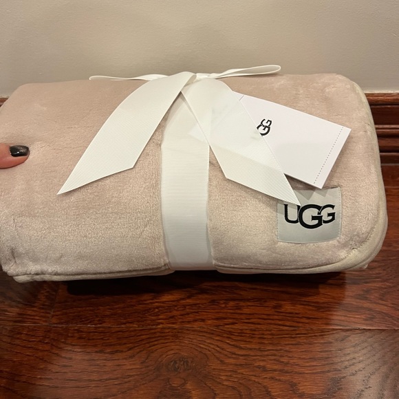 BNWT UGG Blanket Duffield Throw Beige 50x70 - Picture 2 of 4